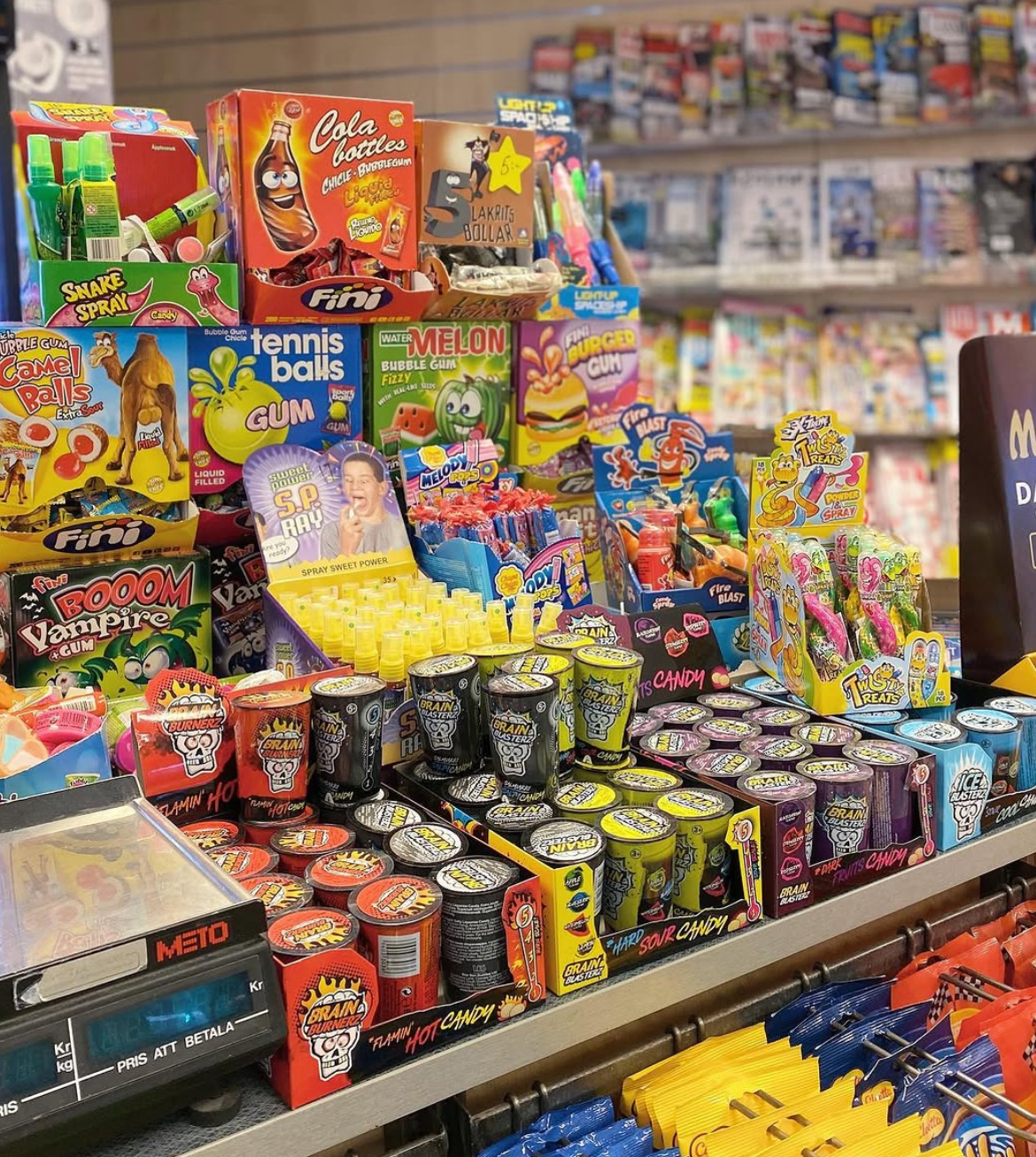 Kassadisk full av godis, tuggummi och färgglada snacks